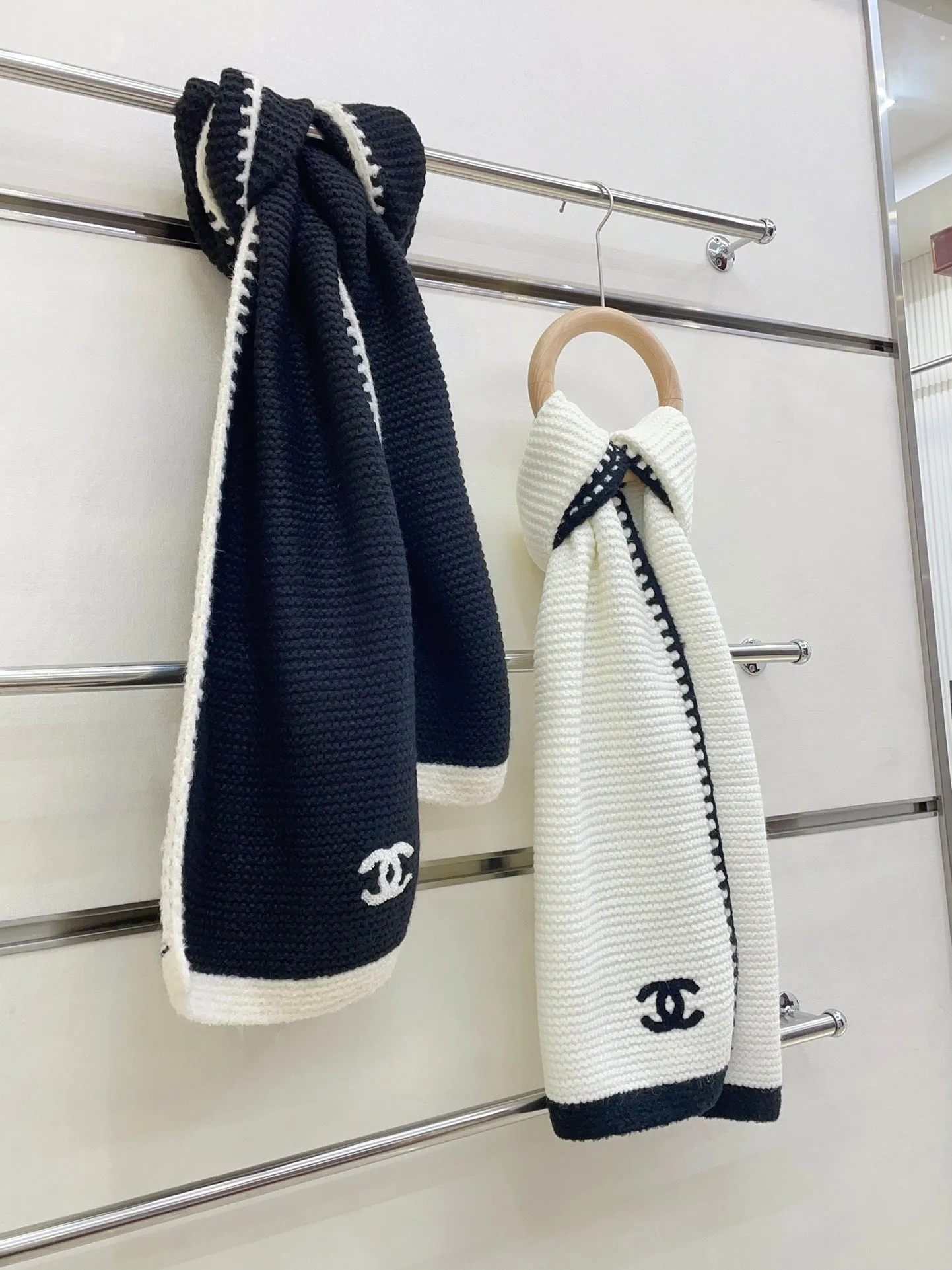 KNIT SCARF 200 CM IN WHITE CASHMERE WITH BLACK LOGO 383911